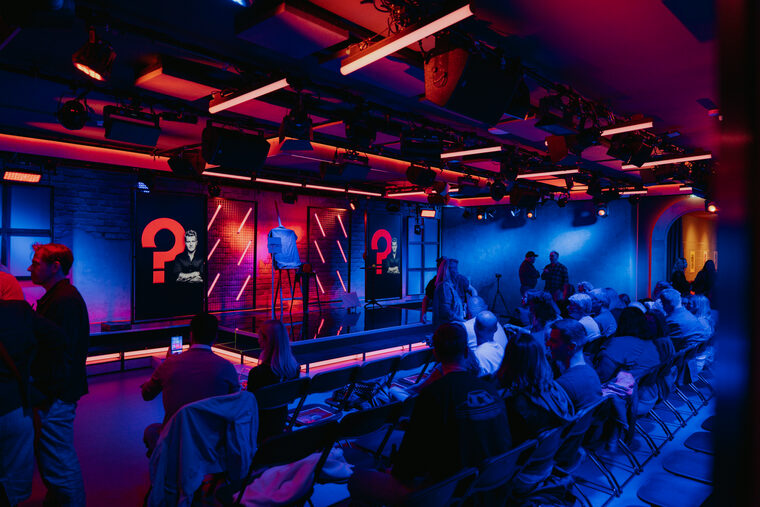 Intimer Show-Club im Rot-Blau-Licht