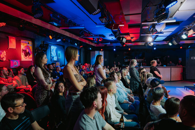 Gebanntes Publikum im Show-Club