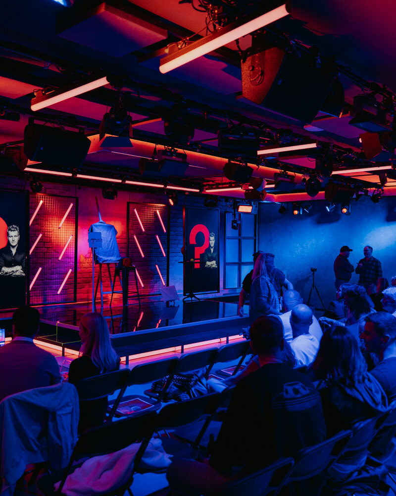 Stimmungsvolle Bühne für eine virtuelle Zaubershow